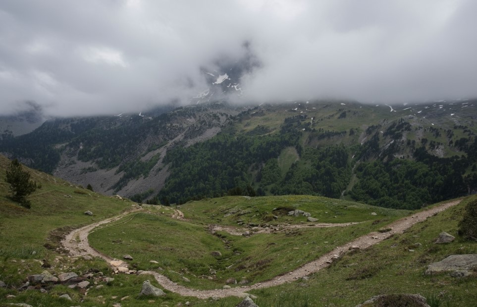 Sentier de randonnée menant au Pic du Midi d’Ossau dissimulé par les nuages et le brouillard